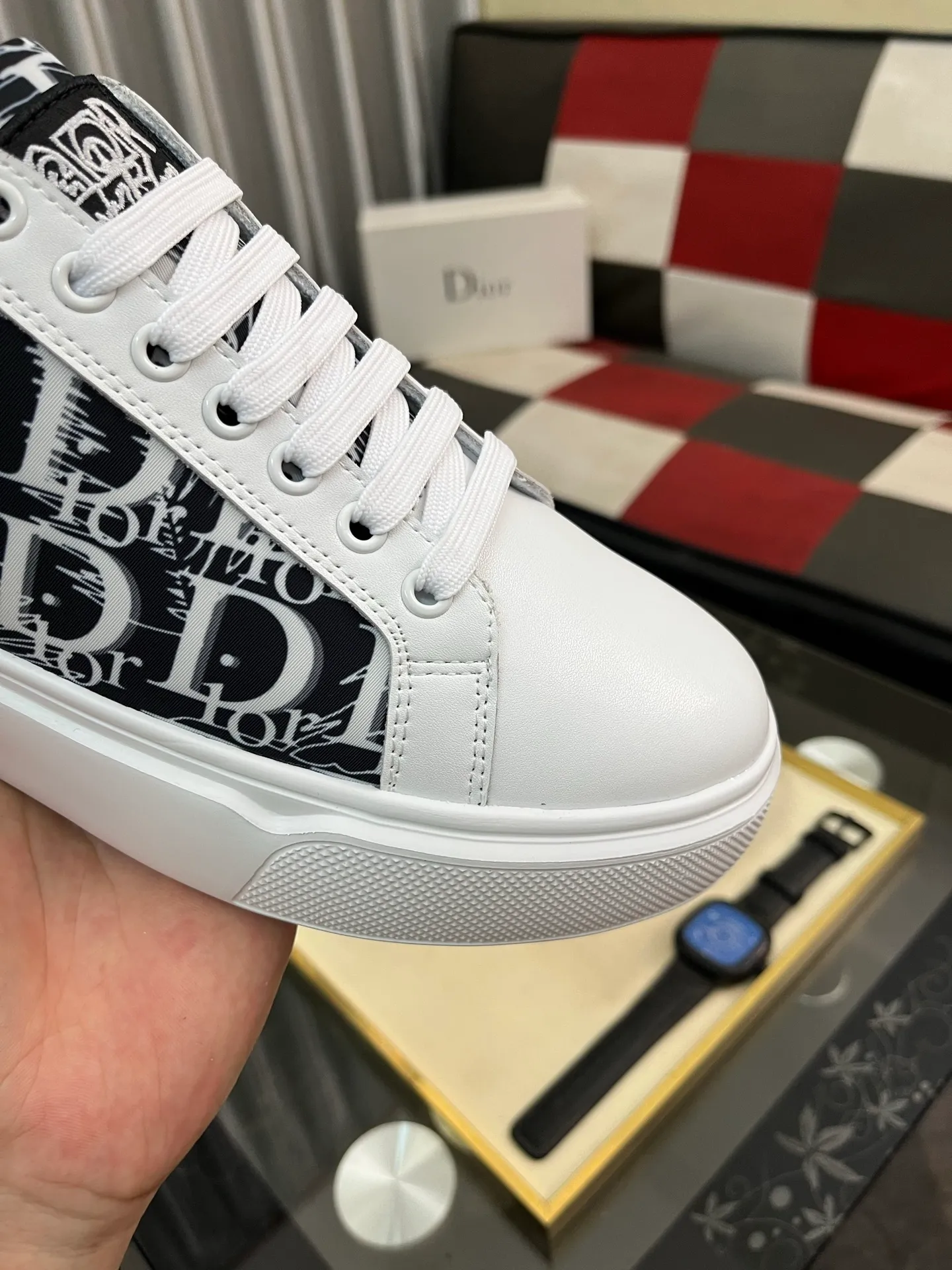 Men's shoes 💰440⌚️⌚️Dior's new 🆕low-cut casual sneakers, made of breathable mesh, with brand signature details on the shoe collar to enhance style. Fashionable and versatile, it can complement any look. With a sophisticated design that is both dynamic and modern, this new must-have shoe adds a new dimension to Dior's legacy, displaying modern elegance. Men's shoes 38-44 2️⃣ colors available